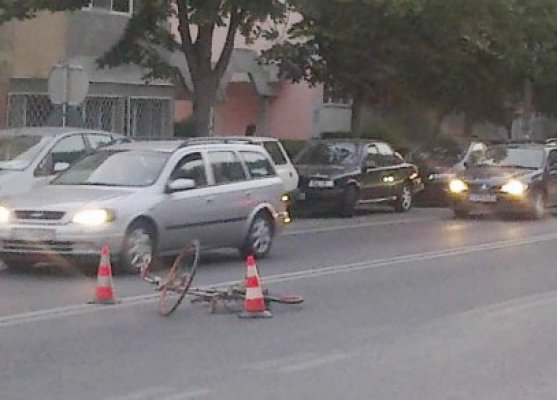 Biciclist ghinionist: a intrat într-un microbuz şi a ricoşat într-o maşină